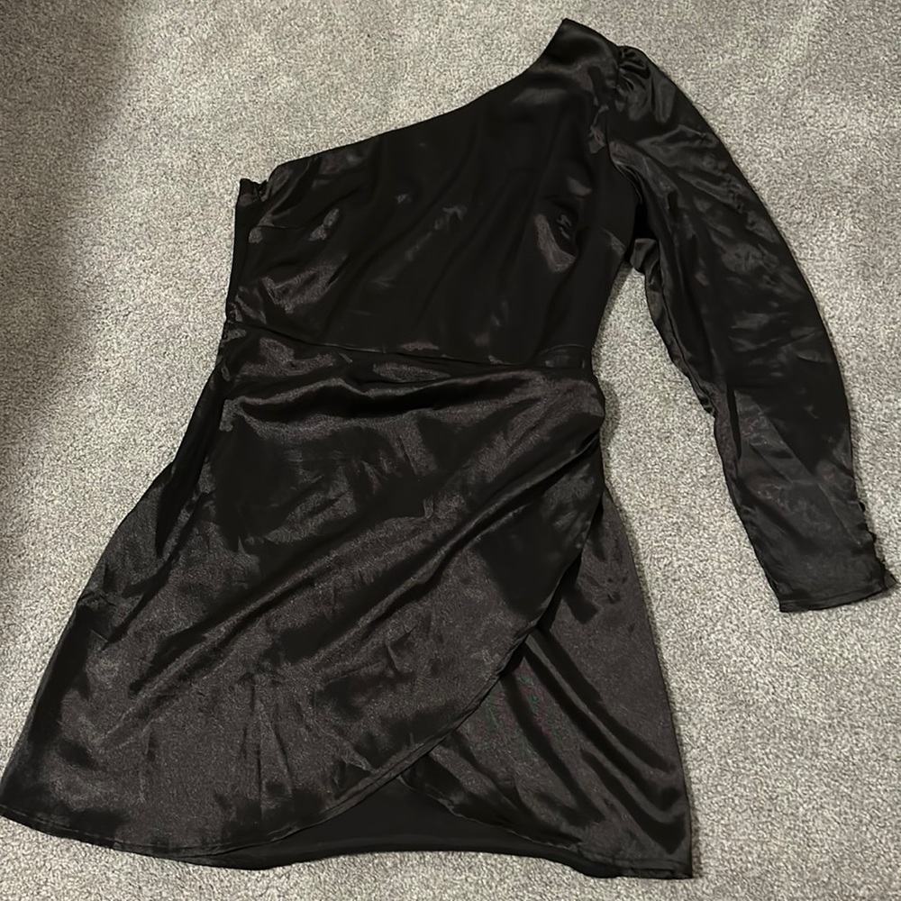 Alters state size M! Great for formals or a date night